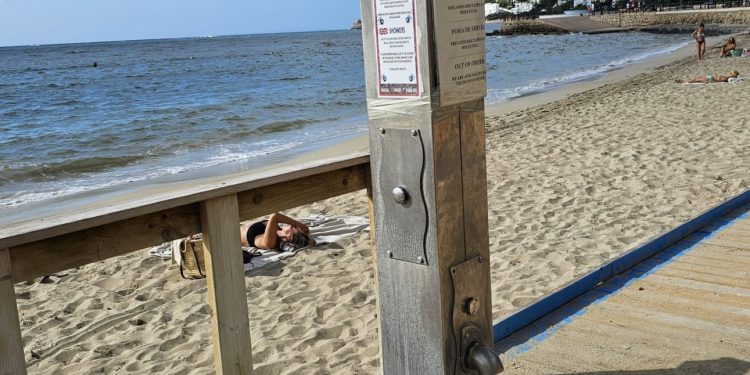 Una ducha en la playa urbana de Santa Eulària.