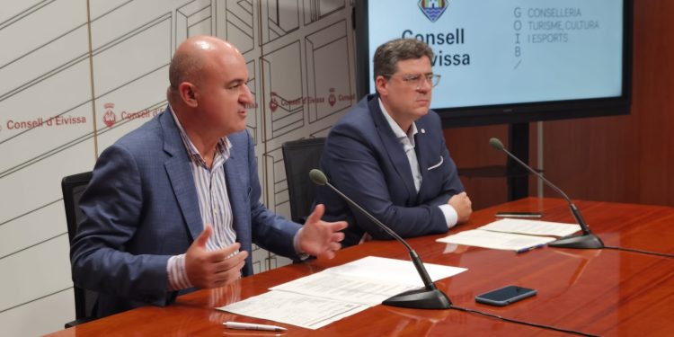 Vicent Marí y Jaume Bauzà hoy en el Consell.