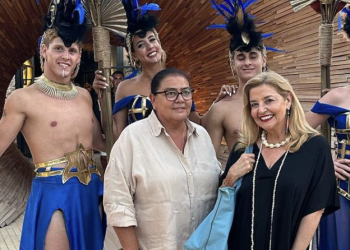 María del Monte y su pareja, Inmaculada Casal en un local de Ibiza.