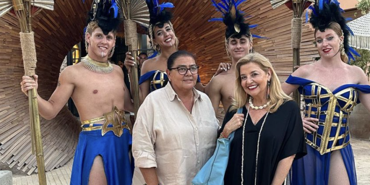 María del Monte y su pareja, Inmaculada Casal en un local de Ibiza.