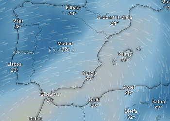 Esta imagen de Windy.com muestra la entrada de calima en Baleares en tiempo real (imagen de las 10 horas de hoy jueves)
