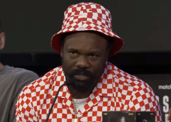 Derek Chisora durante su controvertido discurso anti droga en el deporte pero a favor de ellas de vacaciones.