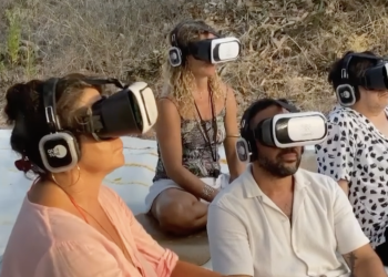 Personas meditando con gadas de realidad virtual en Ibiza en una imagen de redes sociales de @NFTranscendence