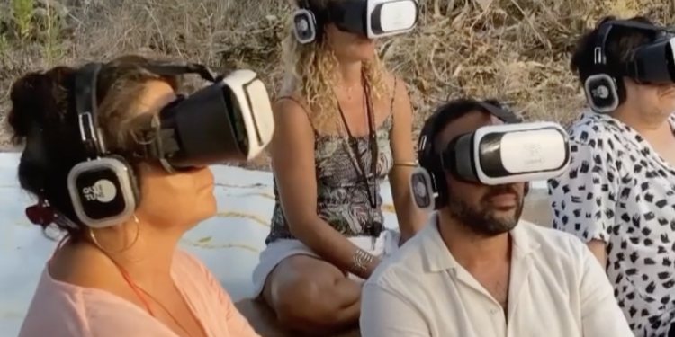 Personas meditando con gadas de realidad virtual en Ibiza en una imagen de redes sociales de @NFTranscendence