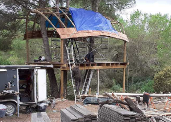 Casita en el árbol que tendrá que ser derribada.. Foto Consell de Ibiza.
