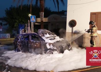 UN bombero actúa en el incendio de un vehículo en Sant Joan. Fotos Bombers d'Eivissa