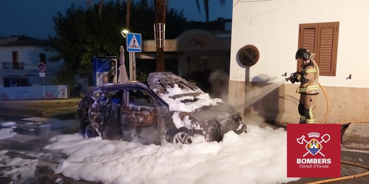 UN bombero actúa en el incendio de un vehículo en Sant Joan. Fotos Bombers d'Eivissa