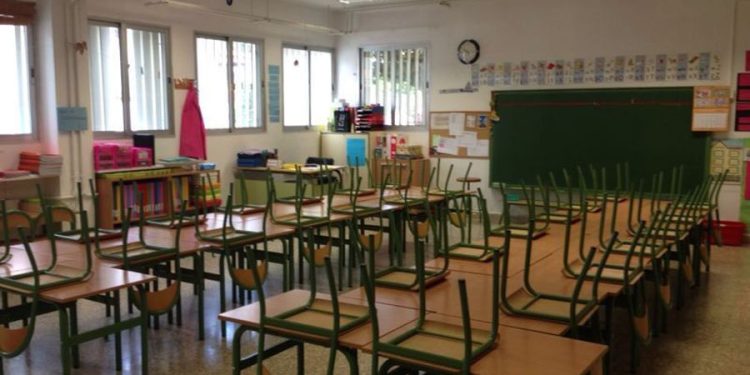 Imagen de archivo de una aula vacía.