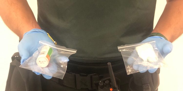 Los envoltorios con la droga que llevaba el pasajero. Fotos Guardia Civil