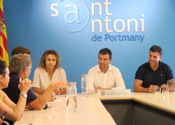 El concejal Miguel Tur, a la derecha de la imagen, junto al alcalde ayer en la reunión con hoteleros.