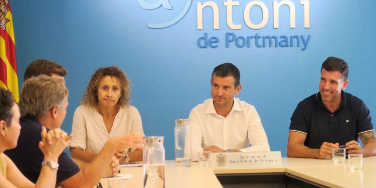 El concejal Miguel Tur, a la derecha de la imagen, junto al alcalde ayer en la reunión con hoteleros.