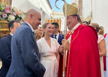 El obispo de Ibiza, ayer hablando con Vicent Marí y Marga Prohens.