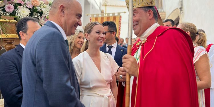 El obispo de Ibiza, ayer hablando con Vicent Marí y Marga Prohens.