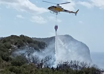 Helicóptero del Ibanat actuando en la zona afectada en Na Xamena. Ibanat
