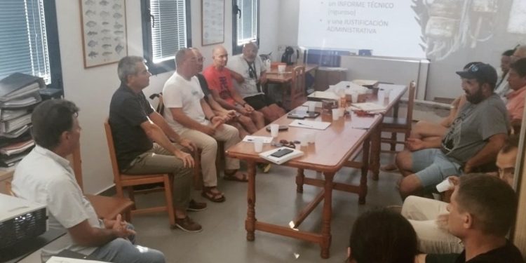 Una imagen compartida por la La Organización de Productores Pesqueros (OPP) Artesanales Lonja de Conil de la visita a Ibiza de su gerente