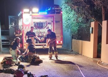 Intervención de bomberos en el incendio presuntamente provocado por una mujer que provocó una víctima mortal en Sant Antoni.