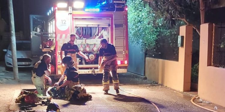 Intervención de bomberos en el incendio presuntamente provocado por una mujer que provocó una víctima mortal en Sant Antoni.