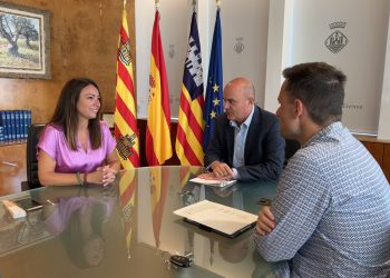 Marta Vidal con Vicent Marí y Mariano Juan en una reunión en agosto del año pasado en Ibiza.
