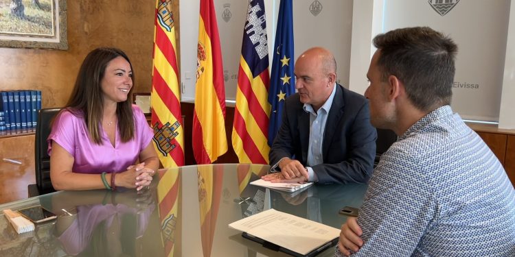 Marta Vidal con Vicent Marí y Mariano Juan en una reunión en agosto del año pasado en Ibiza.