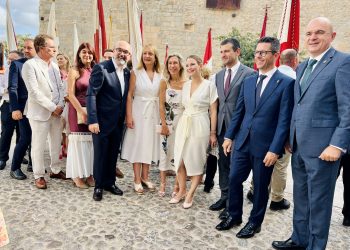 Marga Prohens, en el centro, acompañada por las alcaldesas, alcaldes y presidente del Consell de Ibiza.