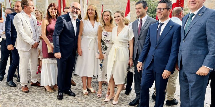 Marga Prohens, en el centro, acompañada por las alcaldesas, alcaldes y presidente del Consell de Ibiza.