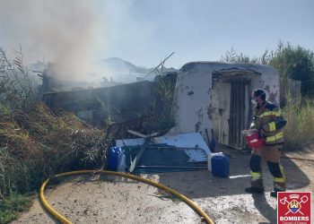 Una imagen de la actuación de los bomberos. Fotos de Bomberos de Ibiza e Ibanat.