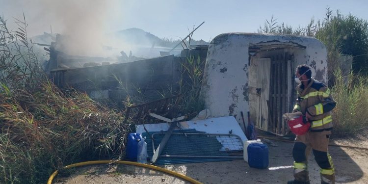 Una imagen de la actuación de los bomberos. Fotos de Bomberos de Ibiza e Ibanat.