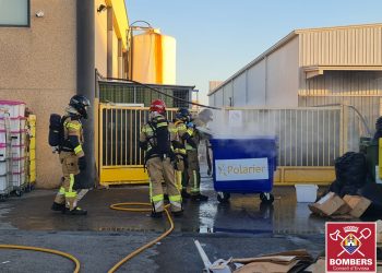 Imágenes de la intervención de Bomberos en el incidente por la reacción química de un producto en una lavandería.