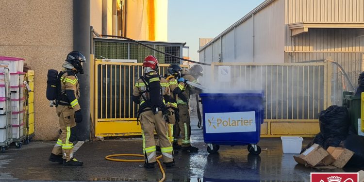 Imágenes de la intervención de Bomberos en el incidente por la reacción química de un producto en una lavandería.