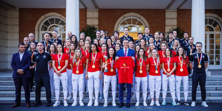 Las Campeonas del Mundo con Pedro Sánchez en Moncloa.