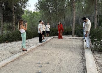 Jugando a la petanca con sus amigos en una imagen compartida en redes sociales por Jacquemus, el famoso diseñador.