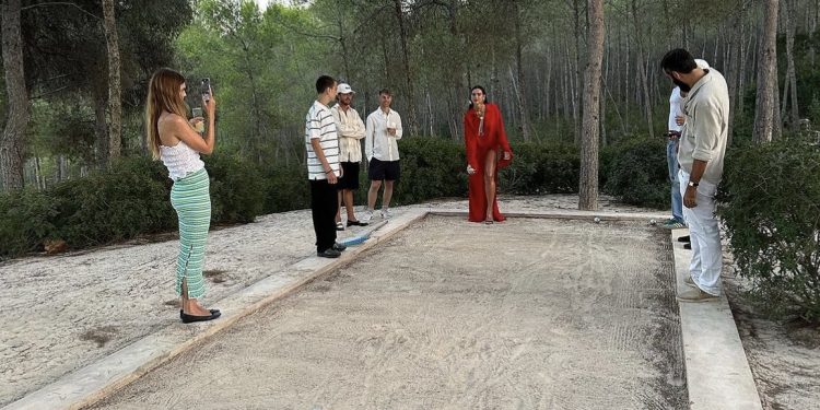 Jugando a la petanca con sus amigos en una imagen compartida en redes sociales por Jacquemus, el famoso diseñador.