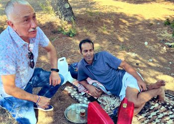 El secretario general de UGT habla con un trabajador que descansa a la intemperie en un asentamiento en Sant Josep donde viven otros trabajadores sin opción a una vivienda digna en Ibiza.