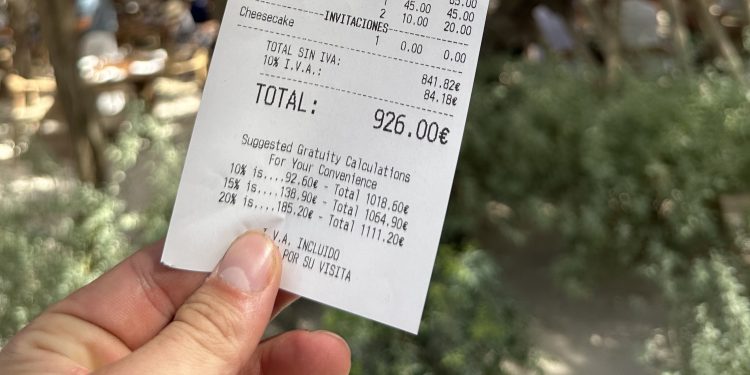 Detalle de la factura que el youtuber 'Comiendo con Pablo' ha subido a sus redes sociales. Twitter