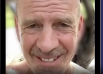 Fatboy Slim en una captura del vídeo en el que manda un cariñoso mensaje al fan que se ha quedado sin vacaciones tras ser diagnosticado de un cáncer terminal.