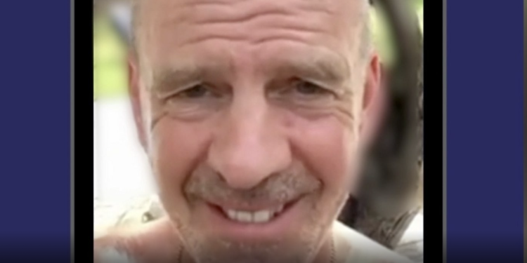 Fatboy Slim en una captura del vídeo en el que manda un cariñoso mensaje al fan que se ha quedado sin vacaciones tras ser diagnosticado de un cáncer terminal.