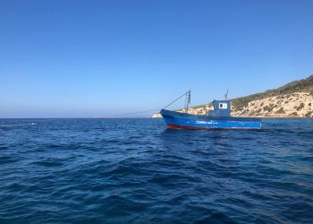 Imagen de archivo un pesquero usado como patera en Formentera.