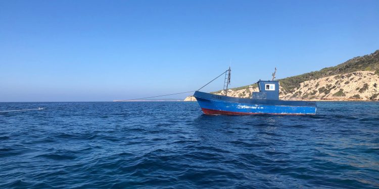 Imagen de archivo un pesquero usado como patera en Formentera.