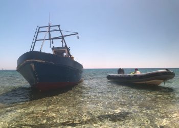 Pesquero usado como patera, embarrancado en la costa de Formentera.