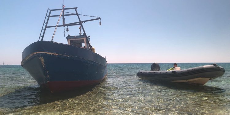 Pesquero usado como patera, embarrancado en la costa de Formentera.