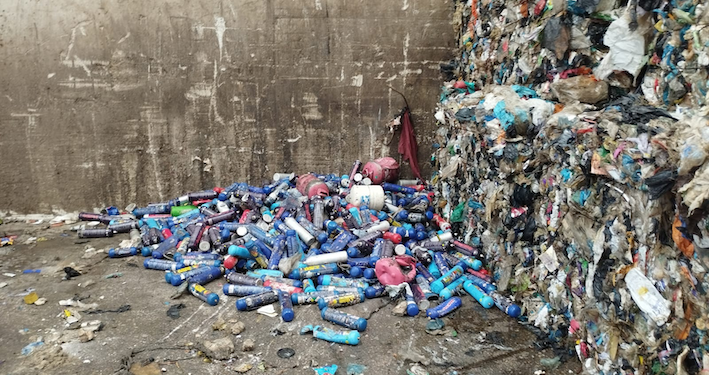 Otro montículo de botellas de óxido nitroso en la planta de Ca na Putxa. Fotos  UTE GIREF