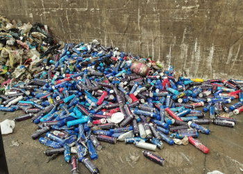 Una montaña de envases de gas de la risa (óxido nitroso) en la planta de gestión de residuos de Ca na Putxa. Todo ese gas se ha consumido como droga en las calles de Ibiza. Fotos UTE GIREF