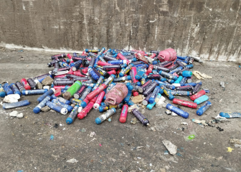 Residuos de botellas de gas de la risa en el vertedero de Ca na Putxa.