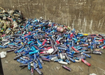 Botellas de gas de la risa formando una montaña el verano pasado (agosto) en el vertedero de Ca Na Putxa.