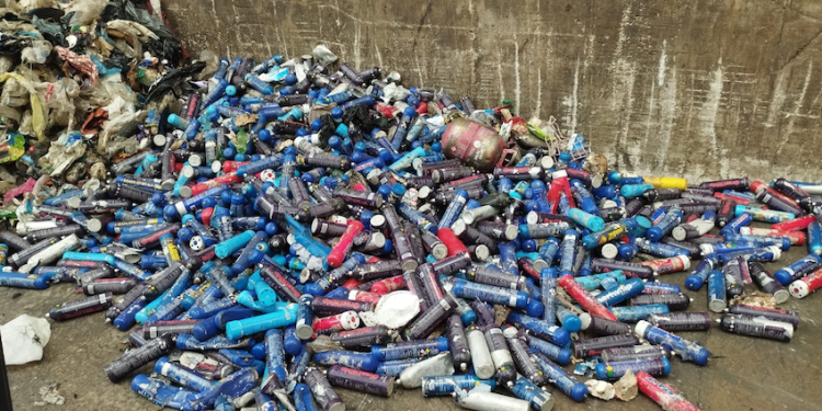 Una montaña de envases de gas de la risa (óxido nitroso) en la planta de gestión de residuos de Ca na Putxa. Todo ese gas se ha consumido como droga en las calles de Ibiza. Fotos UTE GIREF