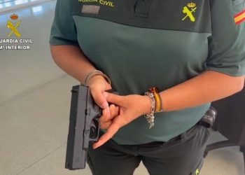 Imagen de la pistola simulada intervenida en el marco de la operación.