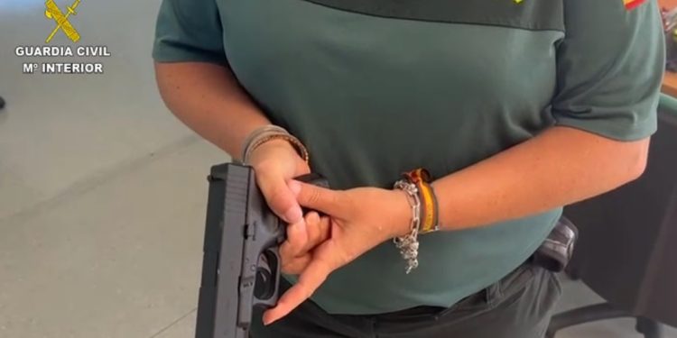 Imagen de la pistola simulada intervenida en el marco de la operación.