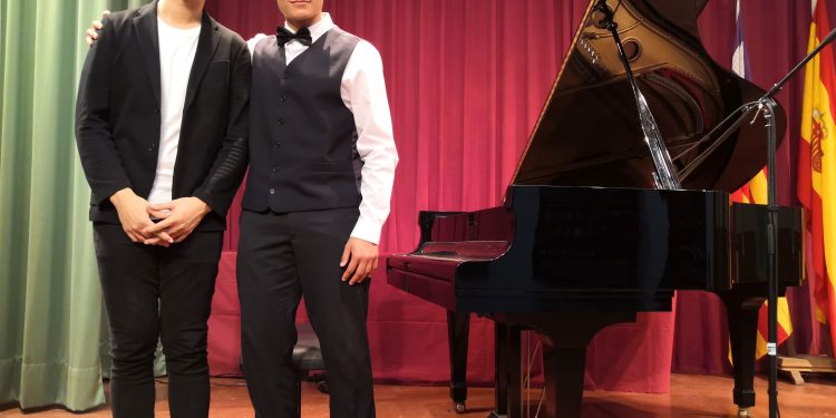 Los ganadores del XXIV Concurso (2021), Hehuan Yu (China) y Máximo Klyetsun (Portugal), Primer Premio y Primer Premio Juvenil. Foto: Centro Cultural de San Carlos.