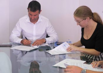 Marcos Serra y Helher Escribano firman el convenio.