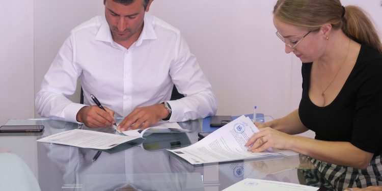 Marcos Serra y Helher Escribano firman el convenio.